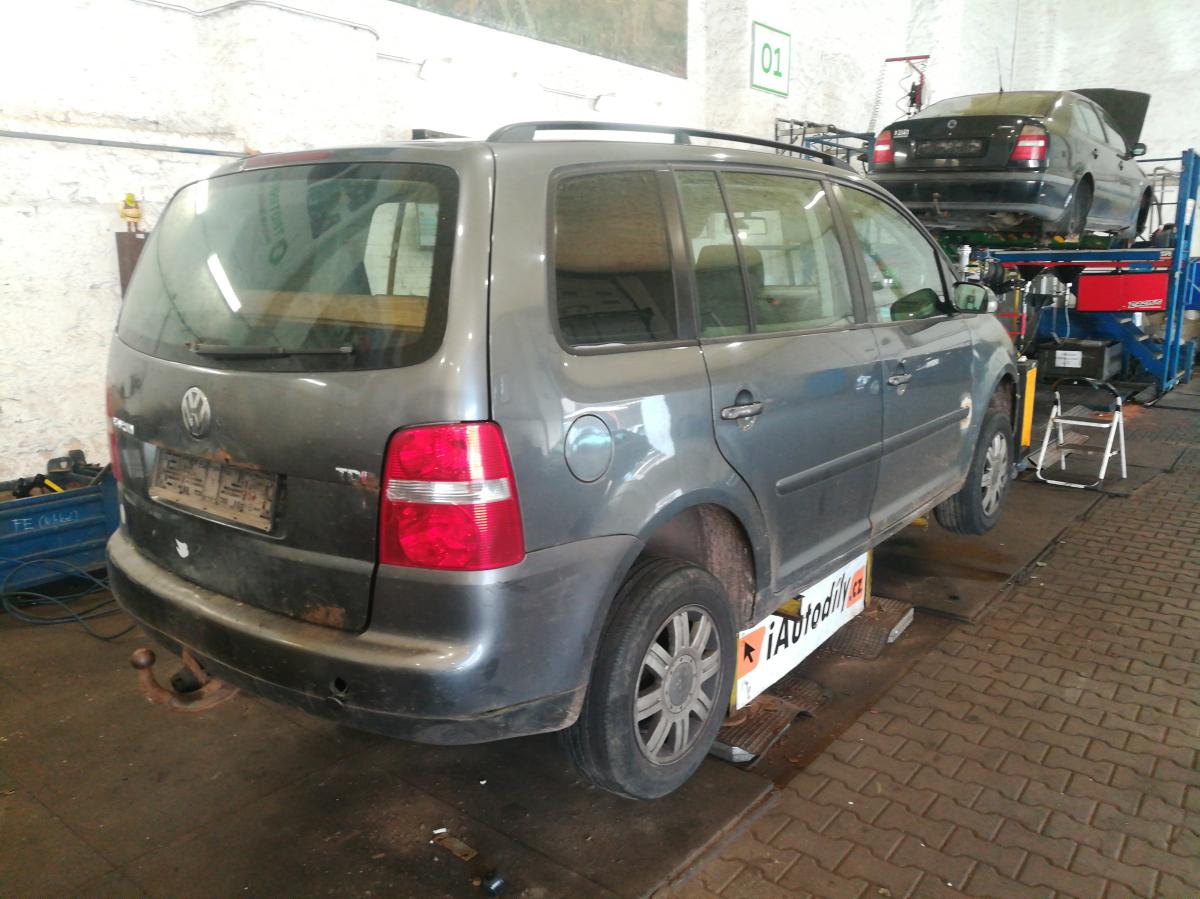 VOLKSWAGEN TOURAN 2004