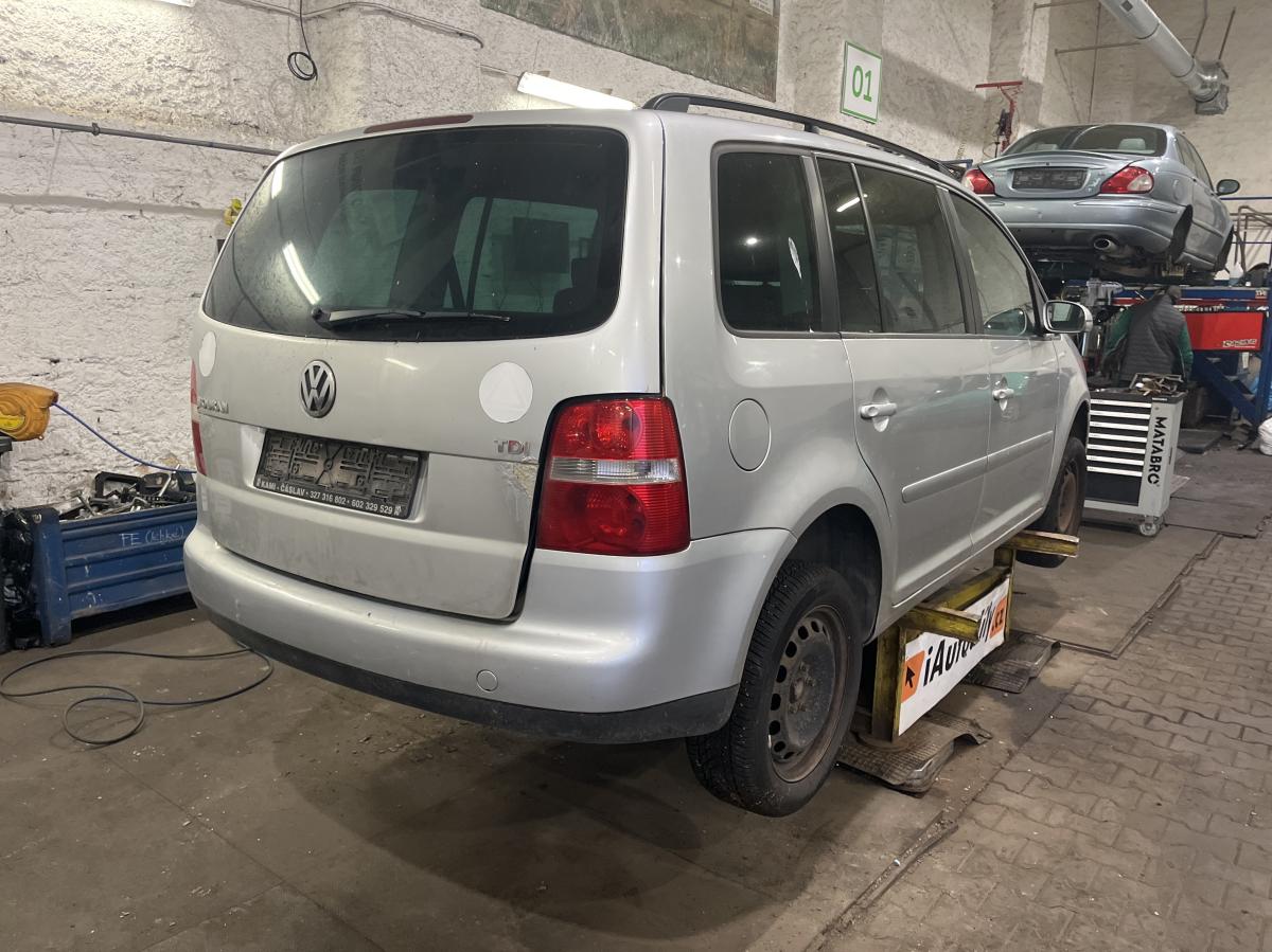 VOLKSWAGEN TOURAN 2004