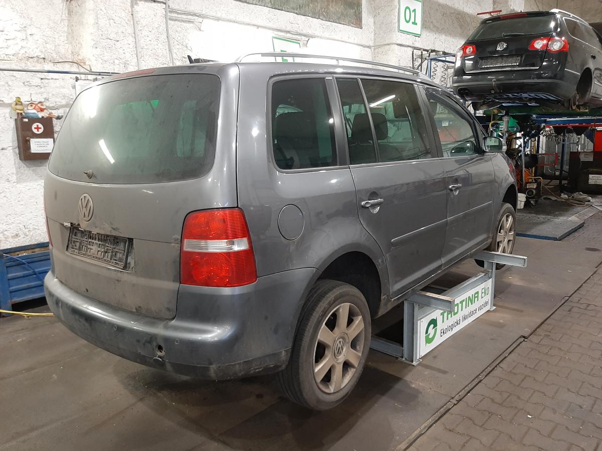 VOLKSWAGEN TOURAN 2004